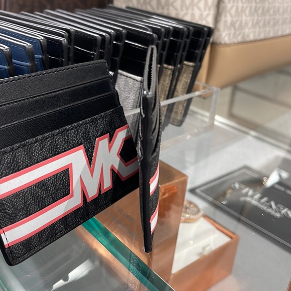 MICHAEL KORS MENS
Cooper Graphic Logo Tall Card Case
Style# 36S3LCOD2B
PINK 
NWT - Picture 4 of 16